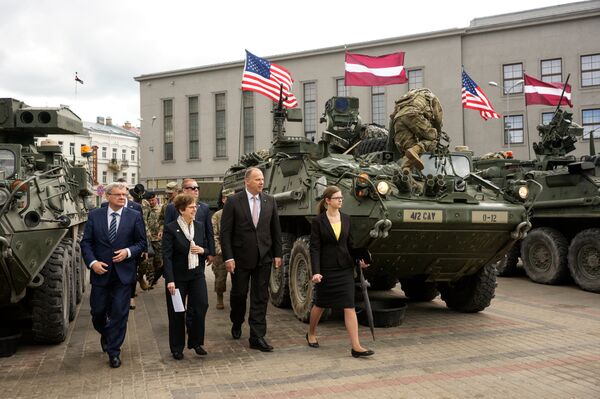 Официальные лица приветствуют американских военнослужащих  - Sputnik Латвия