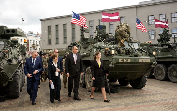 Официальные лица приветствуют американских военнослужащих - Sputnik Latvija