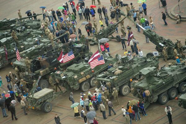 Техника НАТО на центральной площади Даугавпилса - Sputnik Латвия