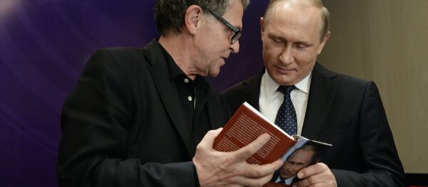 Президент Российской Федерации Владимир Путин (справа) и немецкий журналист Хуберт Зайпель, автор книги Путин: логика власти - Sputnik Латвия