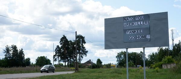 Плакат на въезде в Даугавпилс перед проходом американской военной техники Плакат на въезде в Даугавпилс перед проходом американской военной техники - Sputnik Latvija