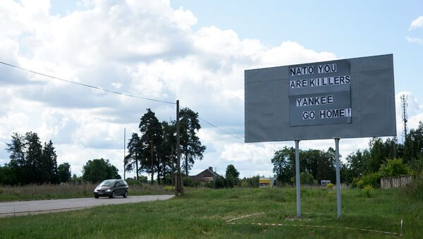 Плакат на въезде в Даугавпилс перед проходом американской военной техники - Sputnik Латвия