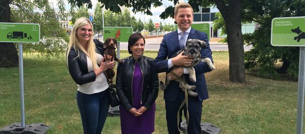 Мэр Вильнюса в сквере возле здания самоуправления представил новые информационные знаки Мэр Вильнюса в сквере возле здания самоуправления представил новые информационные знаки - Sputnik Latvija