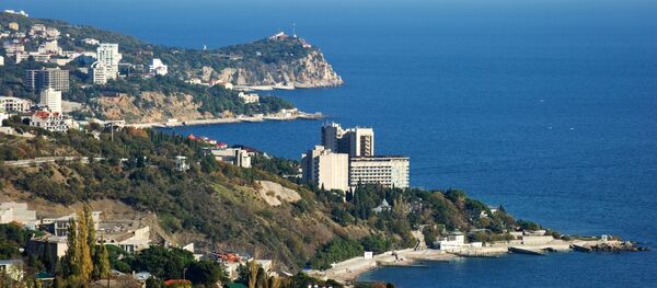 Вид на южный берег Крыма в окрестностях большой Ялты Вид на южный берег Крыма в окрестностях большой Ялты - Sputnik Latvija