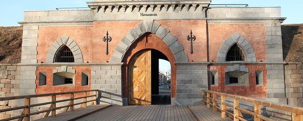 Наружный фасад Николаевских ворот в Даугавпилсской (Динабургской) крепости - Sputnik Latvija