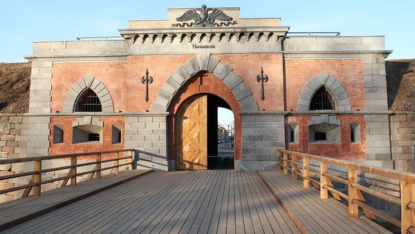Наружный фасад Николаевских ворот в Даугавпилсской (Динабургской) крепости - Sputnik Latvija