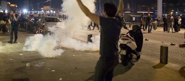 Полиция Марселя разгоняла футбольных фанатов слезоточивым газом Полиция Марселя разгоняла футбольных фанатов слезоточивым газом - Sputnik Латвия