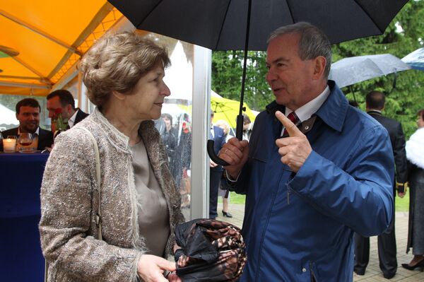 Евродепутат Татьяна Жданок и политик Айварс Лембергс на приеме по случаю Дня России в резиденции посольства РФ в Юрмале  - Sputnik Латвия