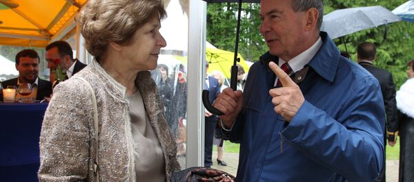 Евродепутат Татьяна Жданок и политик Айварс Лембергс на приеме по случаю Дня России в резиденции посольства РФ в Юрмале - Sputnik Латвия