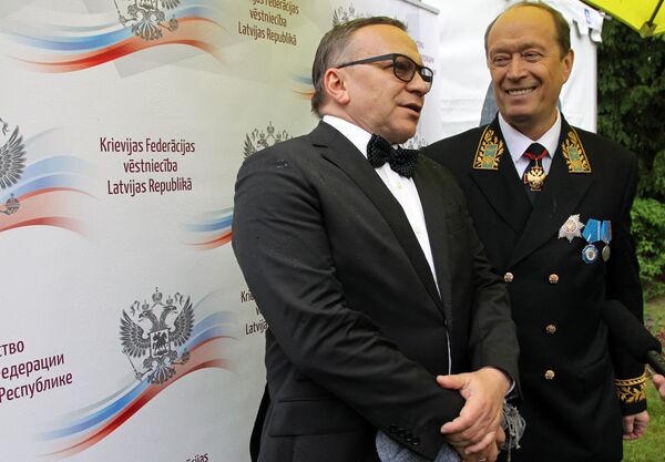 Режиссер Игорь Угольников и посол РФ в Латвии Александр Вешняков на приеме по случаю Дня России - Sputnik Латвия