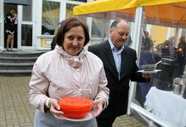 Посольское угощение на приеме по случаю Дня России в летней резиденции - Sputnik Латвия