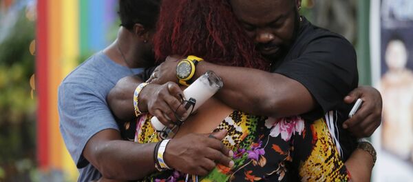 Cilvēki sēro par bojāgājušajiem apšaudē naktsklubā Orlando Cilvēki sēro par bojāgājušajiem apšaudē naktsklubā Orlando - Sputnik Latvija