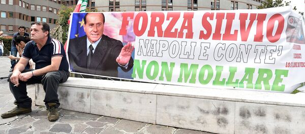 Мужчина с плакатом Давай Сильвио, Неаполь с Вами, никогда не сдаваться у больницы Сан-Раффаэле в Милане Мужчина с плакатом Давай Сильвио, Неаполь с Вами, никогда не сдаваться у больницы Сан-Раффаэле в Милане - Sputnik Латвия