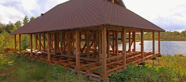 Баня в поселке Нитауре на берегу озера, где традиционные способы строительства не возможны: дом завязнет в болотистой почве Баня в поселке Нитауре на берегу озера, где традиционные способы строительства не возможны: дом завязнет в болотистой почве - Sputnik Латвия