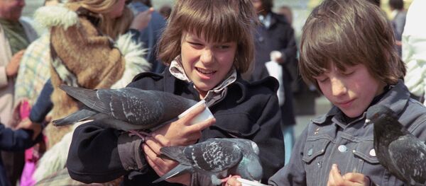 Мальчики с голубями на Трафальгар-сквер в Лондоне - Sputnik Латвия