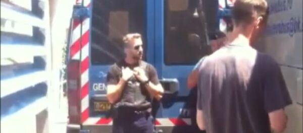 Полиция остановила автобус с российскими фанатами во Франции. Съемка очевидца - Sputnik Latvija