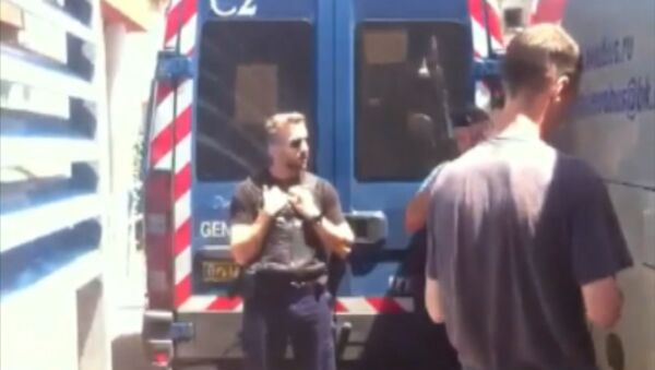 Полиция остановила автобус с российскими фанатами во Франции. Съемка очевидца - Sputnik Latvija