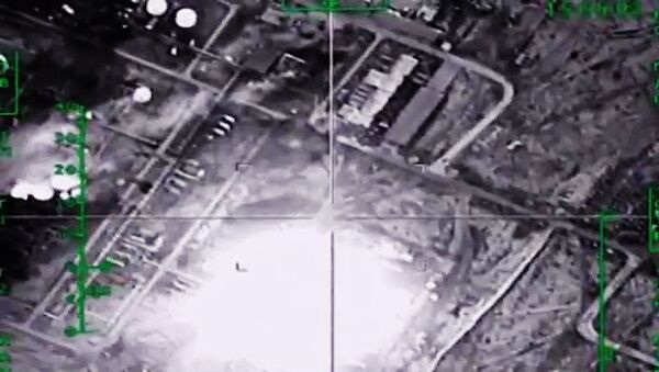 Уничтожение ВКС России нефтеперерабатывающе­го завода ИГ в Сирии - Sputnik Латвия