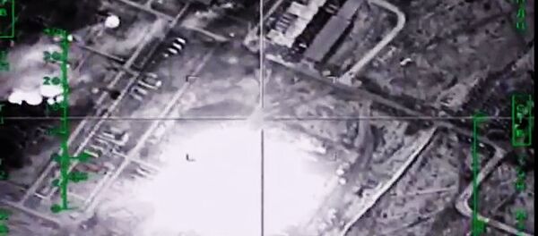 Уничтожение ВКС России нефтеперерабатывающе­го завода ИГ в Сирии - Sputnik Latvija