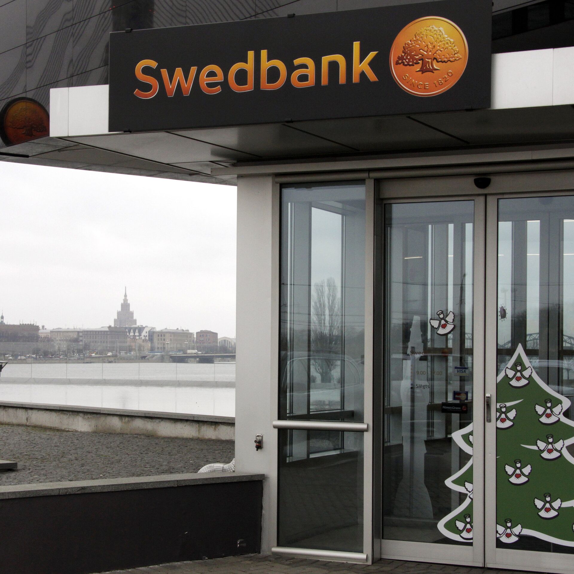 Swedbank lv. Swedbank здание. Swedbank Латвия. Здание Сведбанка Рига. Шведбанк в Тарту.