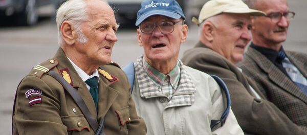 Ветеран в форме латвийской армии беседует с участником мероприятия Ветеран в форме латвийской армии беседует с участником мероприятия - Sputnik Латвия