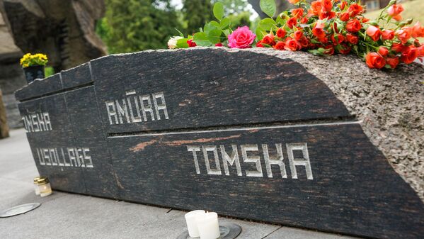 Мемориал памяти жертв коммунистического террора на станции Торнякалнс в Риге. На камнях выгравированы названия мест ссылок - Sputnik Латвия