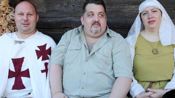 Один из организаторов предстоящей игры Вадим Марас (в центре) вместе с  Николаем Корнеевым из Ордена меченосцев и прекрасной дамой - Sputnik Латвия