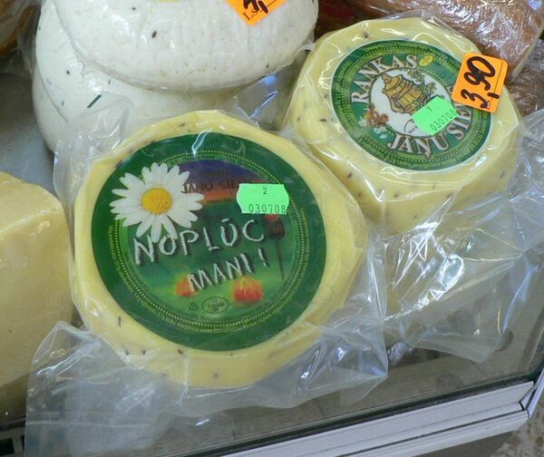 Традиционные сыры (Янов сыр), выставленные на рынке в Риге Традиционные сыры (Янов сыр), выставленные на рынке в Риге - Sputnik Латвия