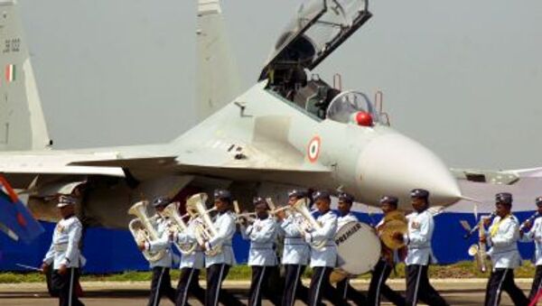 Оркестр играет перед самолетом Су-30 МКИ во время принятия его в состав ВВС Индии в индийском штате Махараштра - Sputnik Latvija