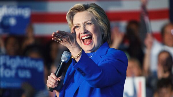 Кандидат в президенты США от Демократической партии Хиллари Клинтон во время предвыборного ралли в городе Луисвилл штата Кентукки - Sputnik Latvija
