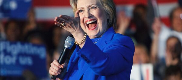 Кандидат в президенты США от Демократической партии Хиллари Клинтон во время предвыборного ралли в городе Луисвилл штата Кентукки - Sputnik Латвия