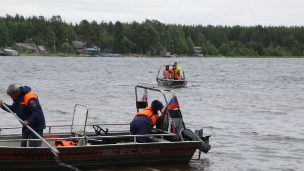 Трагедия на озере в Карелии: поисковая  операция и заявление главы МЧС - Sputnik Латвия