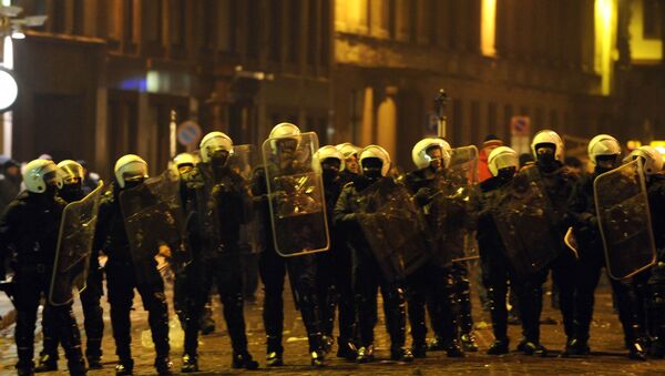 Полиция блокировала улицы в ходе антиправительственной акции в центре Старой Риги - Sputnik Latvija