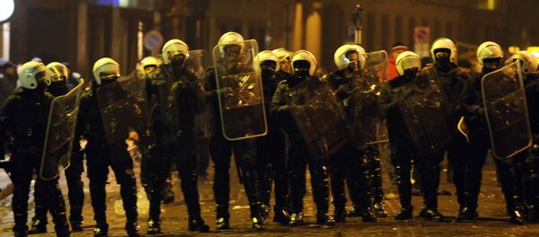 Полиция блокировала улицы в ходе антиправительственной акции в центре Старой Риги - Sputnik Латвия