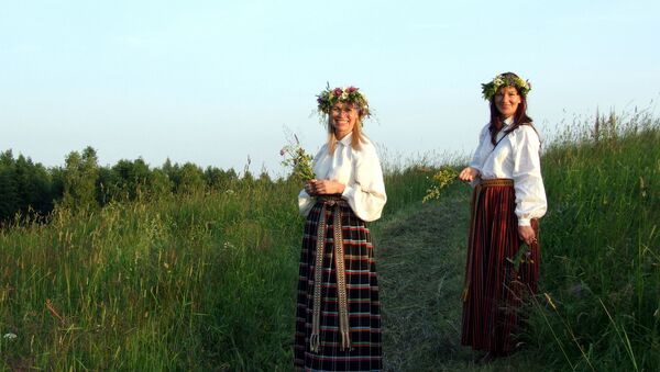 Meitenes nacionālājos tērpos. Foto no arhīva - Sputnik Latvija