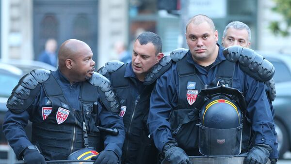 Сотрудники полиции на одной из улиц во французском городе Лилле. - Sputnik Latvija