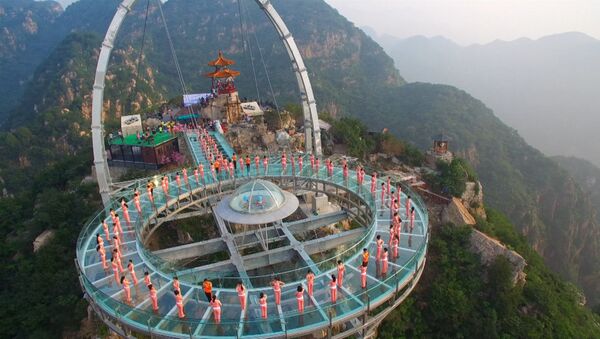 Йога над пропастью: десятки китайцев выполняли асаны на высоте 396 метров - Sputnik Latvija