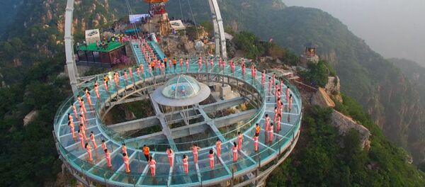 Йога над пропастью: десятки китайцев выполняли асаны на высоте 396 метров Йога над пропастью: десятки китайцев выполняли асаны на высоте 396 метров - Sputnik Латвия