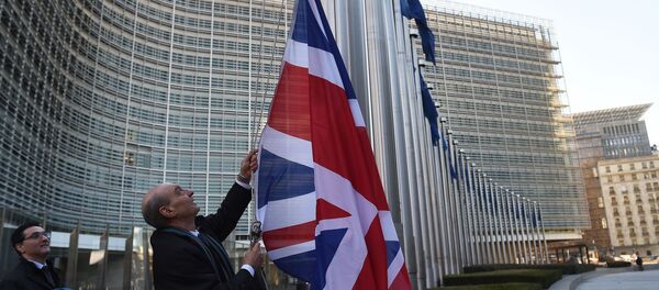 Британский флаг перед зданием Еврокомиссии в Брюсселе Британский флаг перед зданием Еврокомиссии в Брюсселе - Sputnik Latvija
