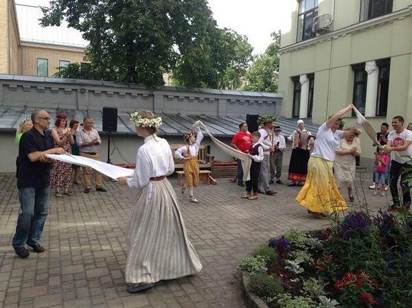 Фольклорный ансамбль пытается расшевелить беженцев Фольклорный ансамбль пытается расшевелить беженцев - Sputnik Латвия