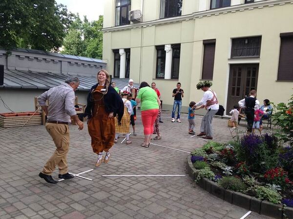 Сначала гости не проявляли интереса, но потом втянулись Сначала гости не проявляли интереса, но потом втянулись - Sputnik Латвия