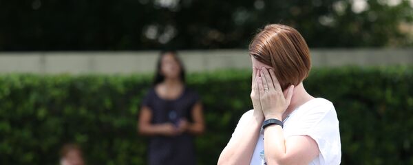 Женщина неподалеку от места стрельбы в ночном клубе в Орландо,штат Флорида Женщина неподалеку от места стрельбы в ночном клубе в Орландо,штат Флорида - Sputnik Latvija