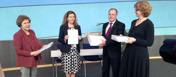 Андрей Мамыкин, Татьяна Жданок и Яна Тоом подают петицию. Андрей Мамыкин, Татьяна Жданок и Яна Тоом подают петицию. - Sputnik Latvija