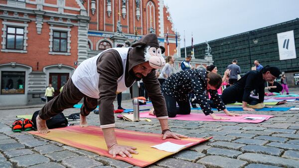 Йога-флешмоб в Риге Йога-флешмоб в Риге - Sputnik Латвия