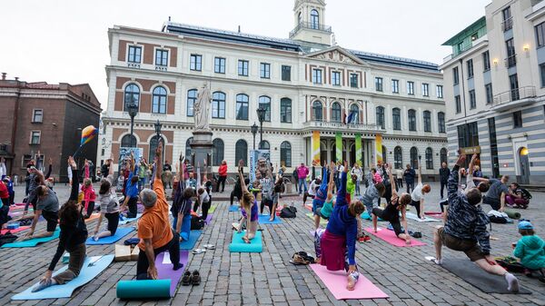 Йога-флешмоб в Риге Йога-флешмоб в Риге - Sputnik Латвия