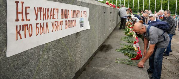 Церемония возложения венков и цветов к памятнику Воинам-Освободителям Латвии и Риги - Sputnik Латвия