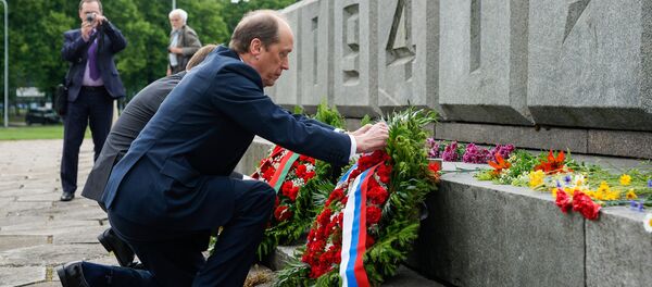 Посол России в Латвии Александр Вешняков во время церемонии возложения венков к памятнику Воинам-Освободителям Посол России в Латвии Александр Вешняков во время церемонии возложения венков к памятнику Воинам-Освободителям - Sputnik Латвия