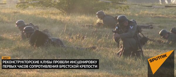 Крепость ведет бой: первые часы войны показали в Бресте - Sputnik Латвия