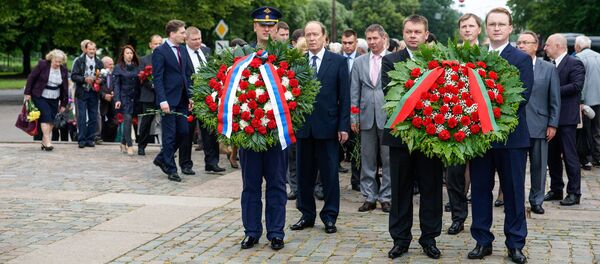 Церемония возложения венков и цветов к памятнику Воинам-Освободителям Латвии и Риги - Sputnik Латвия