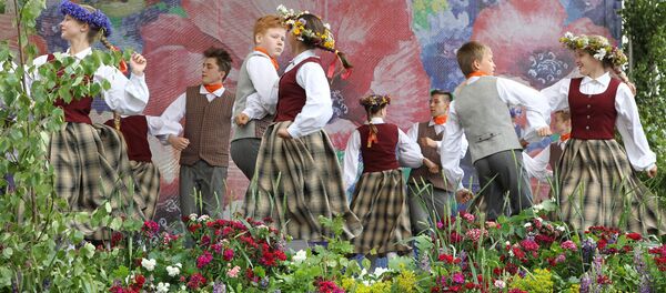 Президент Латвии Раймондс Вейонис c супругой Иветой Вейоне посещают Травяной рынок - Sputnik Латвия